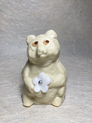 Beertje zittend met bloem witte chocolade