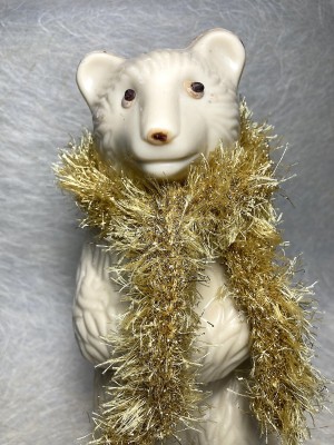 Teddybeer L met sjaal goudkleur - witte chocolade.