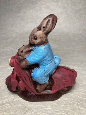 Haas op Vespa donkere chocolade