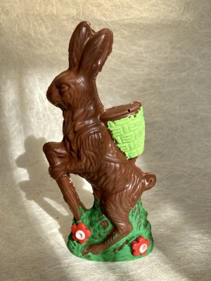 Haas met wandelstok melkchocolade