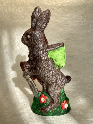 Haas met wandelstok donkere chocolade.